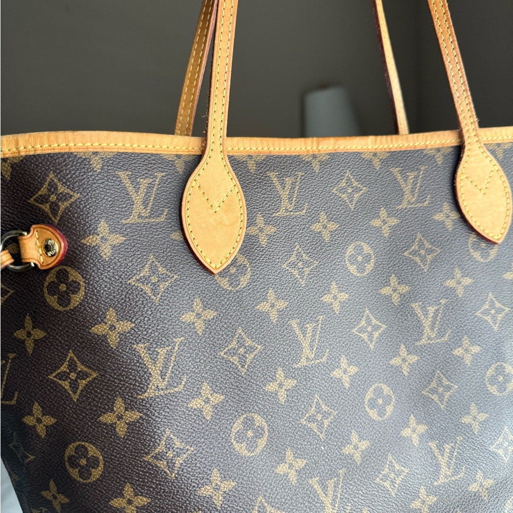 Louis Vuitton Neverfull MM Monogram Tote Bag - Picture 7 of 8